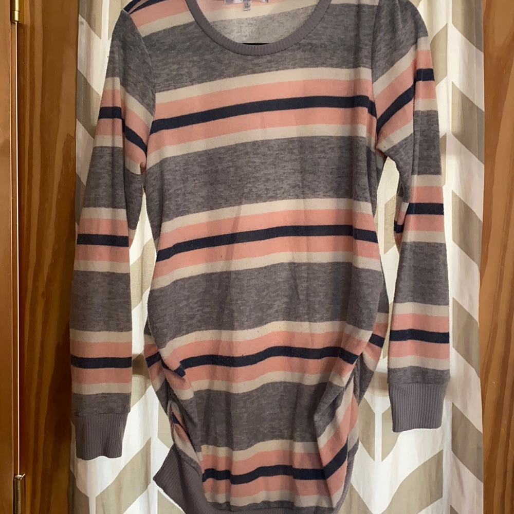 Maternity top with elastic sides